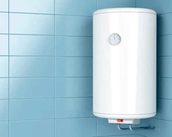 Scaldabagno bianco su parete piastrellata azzurra. Potrebbe essere necessario uno smaltimento caldaia superbonus per questo modello obsoleto.