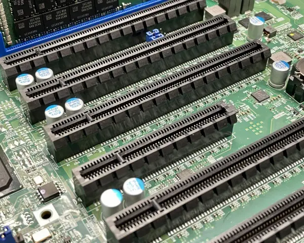 Szereg złączy PCI Express (PCIe) na zielonej płycie głównej, gotowych na nowe karty rozszerzeń.