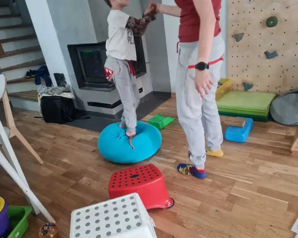 Sensoryczny tor przeszkód w domu: jak stworzyć idealną zabawę dla dzieci