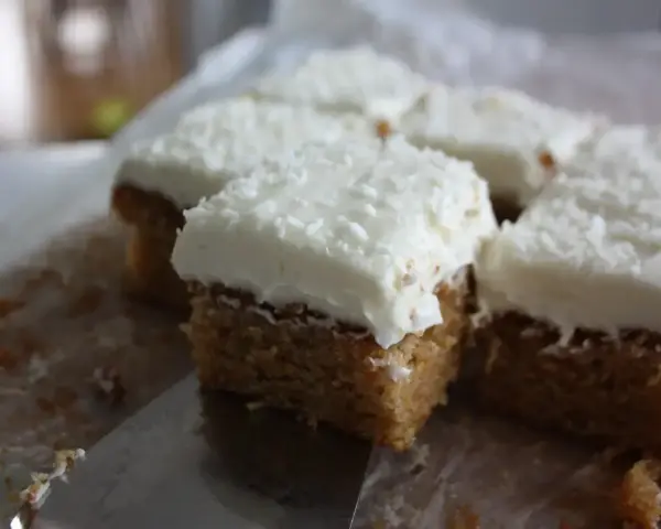 Små bitar av kokoskaka med vit frosting, perfekta saker att baka för fikat.