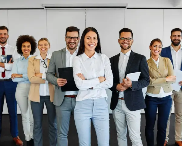 Une équipe souriante, prête à relever les défis. La compétence chef d'équipe est palpable dans leur assurance.