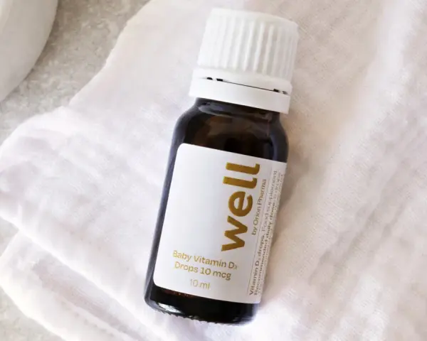 En flaska med "well" baby D-vitamindroppar, 10 mcg, 10 ml. Perfekt för barn som behöver extra D-vitamin.