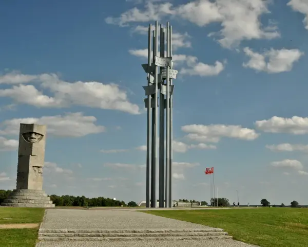 Pomnik Grunwaldzki, symbolizujący miejsce, gdzie leży Grunwald na mapie Polski, wznosi się dumnie pod błękitnym niebem.