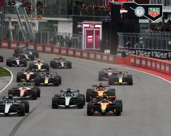 Monoplazas compiten en el GP de Canadá, una carrera emocionante con varios coches luchando por la victoria.