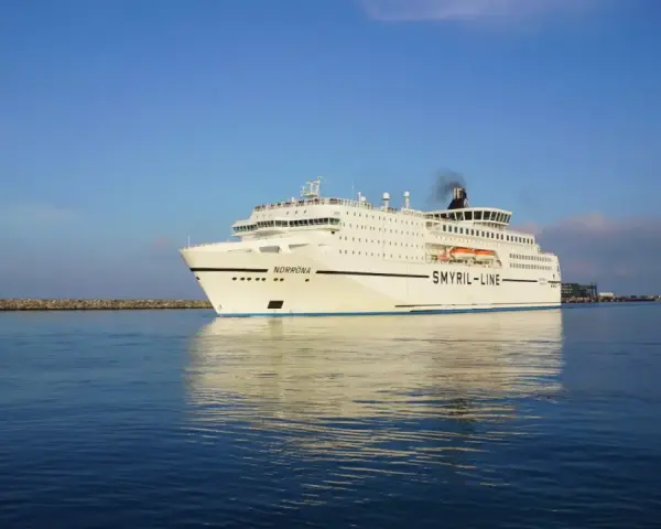 Prom Norröna linii Smyril Line wypływa na wody. Czas podróży na Islandię zależy od trasy i warunków pogodowych.