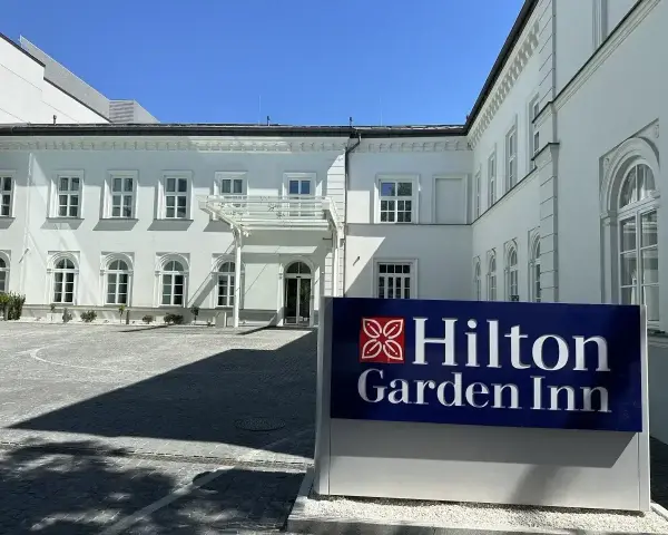 Elegancki hotel Hilton Garden Inn. "Inn" w nazwie hotelu sugeruje przytulne miejsce, jak dawne zajazdy, oferujące gościnność i odpoczynek.