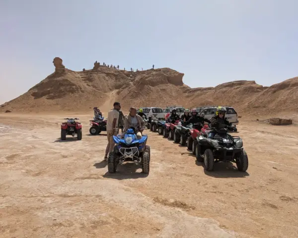 Un'avventura in Tunisia in moto in solitaria, tra dune desertiche e formazioni rocciose uniche. Un gruppo di quad pronti per l'esplorazione.