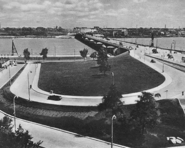 Most Śląsko-Dąbrowski nad Wisłą, z widokiem na miasto i ruch uliczny.