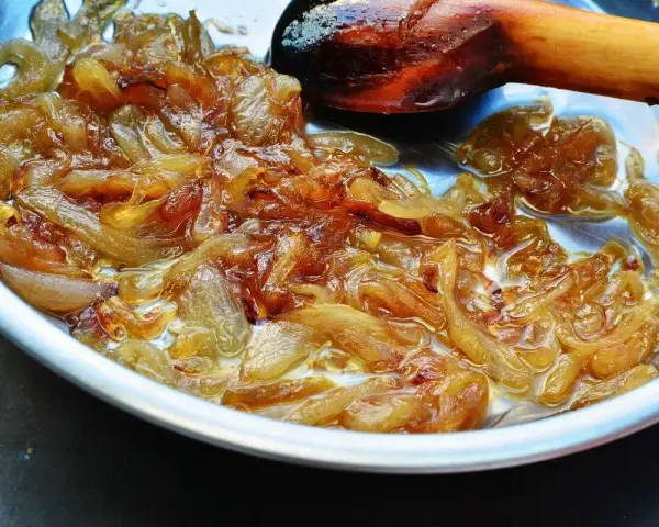 Cipolle caramellate bimby, dorate e succose, pronte per arricchire ogni piatto. Un tocco di dolcezza irresistibile.