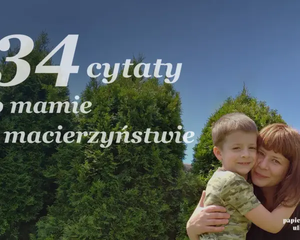 34 cytaty o mamie i macierzyństwie. Uśmiechnięta mama tuli synka na tle zielonych drzew i błękitnego nieba.