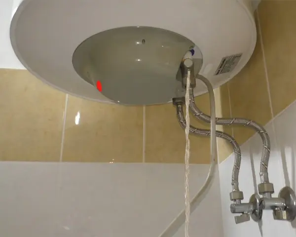 Dettaglio del fondo di uno scaldabagno con tubi flessibili e valvola di sicurezza. Guida su come regolare valvola di sicurezza scaldabagno.