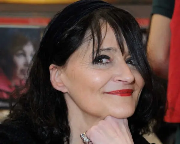 Portrait de Miss.Tic, artiste urbaine dont le décès a marqué le monde de l'art. Son regard pétillant et son sourire énigmatique restent gravés.