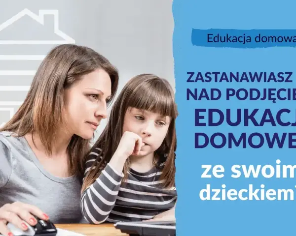 Kobieta i dziecko pochyleni nad komputerem, rozważają edukację domową.