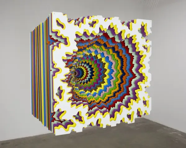 Färgglad, lager-på-lager-skulptur av Jen Stark som skapar en optisk illusion av djup.