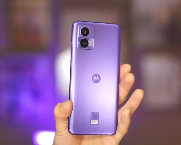 Fioletowy motorola edge 30 lite w dłoni, z widocznym logo producenta i oznaczeniem koloru Pantone.