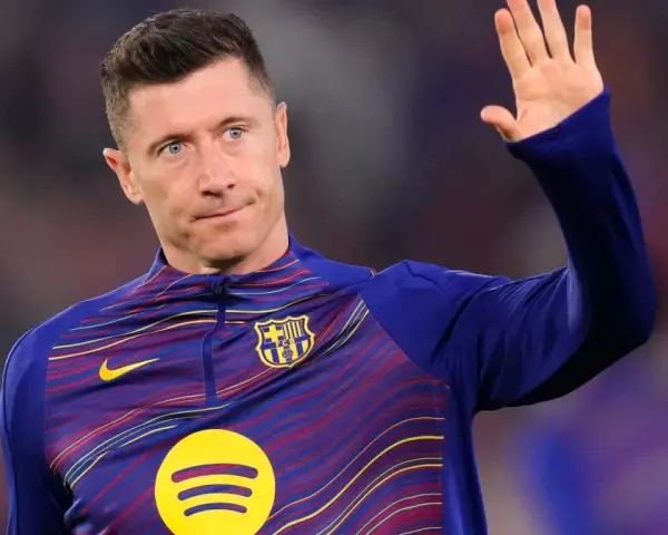 Robert Lewandowski wita kibiców w barwach FC Barcelony. W jakim klubie gra Lewandowski? W tym!