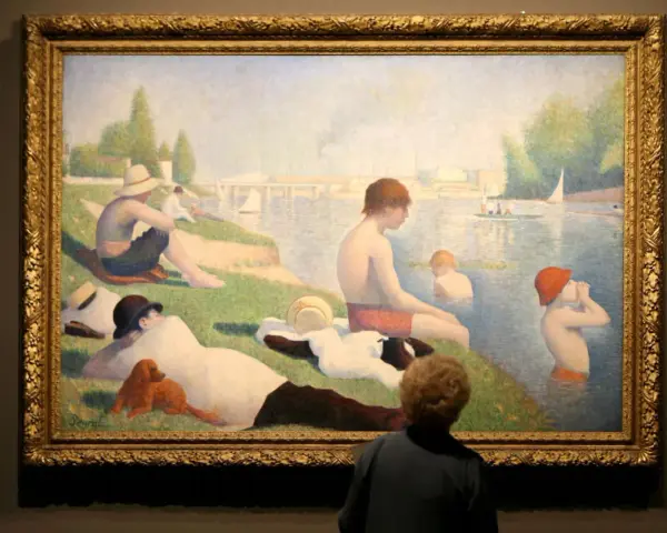Un peintre pointilliste a capturé une scène estivale au bord de l'eau, avec des baigneurs et des voiliers.