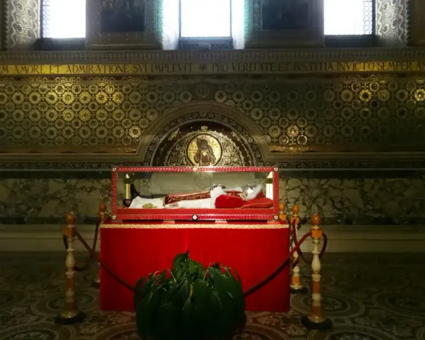 Relikwie papieża, najdłużej panującego, w szklanej trumnie. Złote mozaiki i marmury zdobią wnętrze.