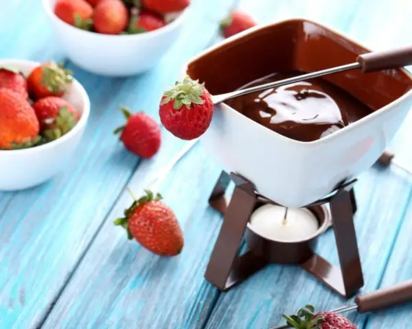 Co do fondue czekoladowego? Najlepsze dodatki i przepisy na deser