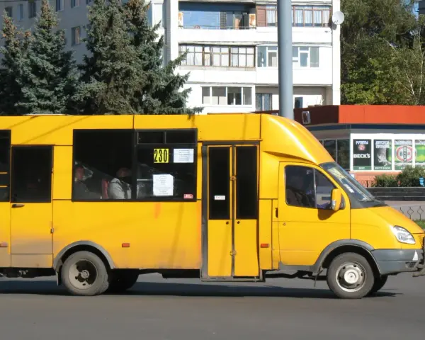 Mały autokar ile miejsc? Sprawdź, ile osób może pomieścić!