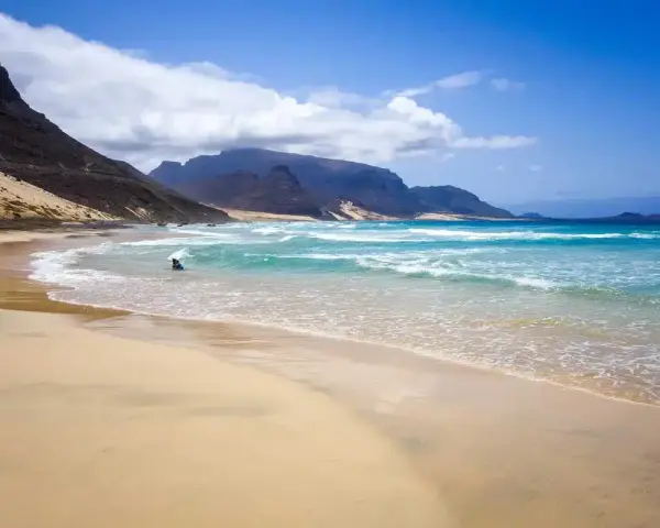 Spiaggia selvaggia a Capo Verde, ideale per surfisti. Quando andare? Primavera e autunno offrono venti perfetti.