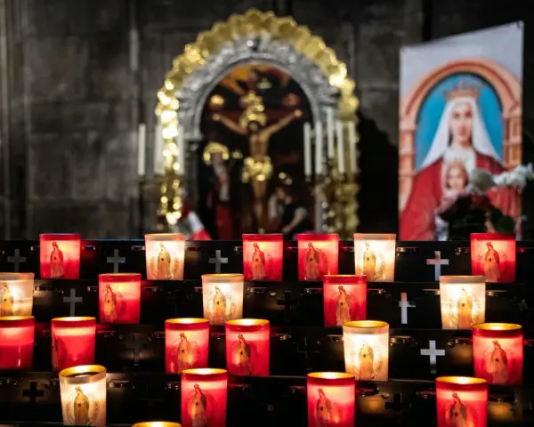 Płonące świece z wizerunkiem Matki Boskiej, symbolizujące modlitwę o uwolnienie z nałogu za kogoś.
