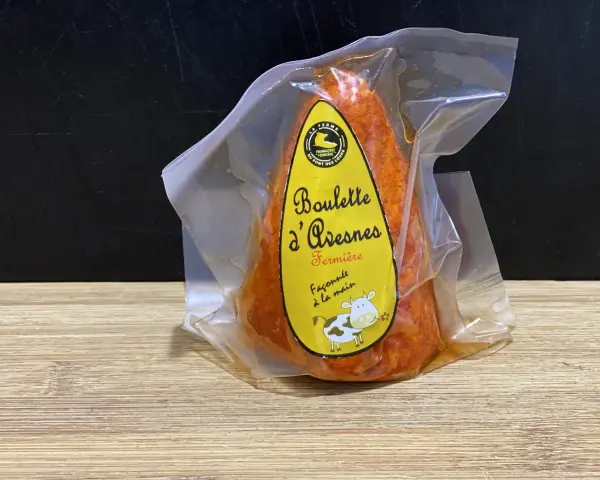 Boulette d'Avesnes fermière, emballée, prête à déguster. Son odeur promet une saveur authentique.