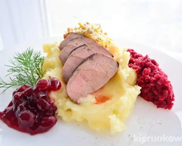 Soczysta pierś z kaczki na purée ziemniaczanym, z żurawiną i buraczkami.
