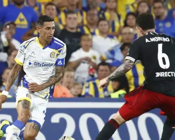 Jugadores de Central y River en acción. El partido se vive con intensidad en la cancha.