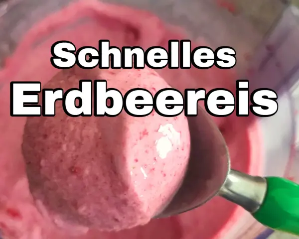 Ein Löffel hebt eine Kugel cremiges Erdbeereis mit Kondensmilch aus einer Schüssel.