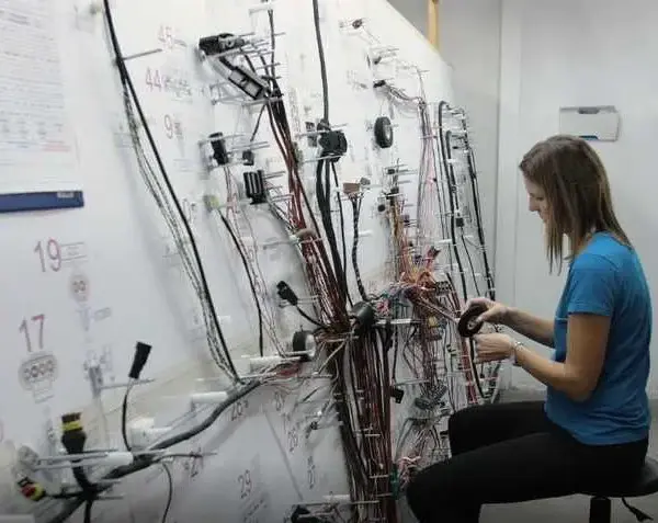Montaż wiązek elektrycznych: Od projektu po karierę montera