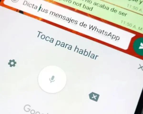 Ekran telefonu z komunikatorem. Widoczna instrukcja "Toca para hablar" i ikona mikrofonu, pokazująca jak włączyć pisanie głosowe.