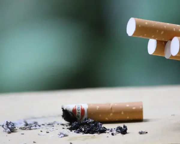 Cenicero con colillas y ceniza. Consejos para saber como quitar el olor a tabaco de la casa.