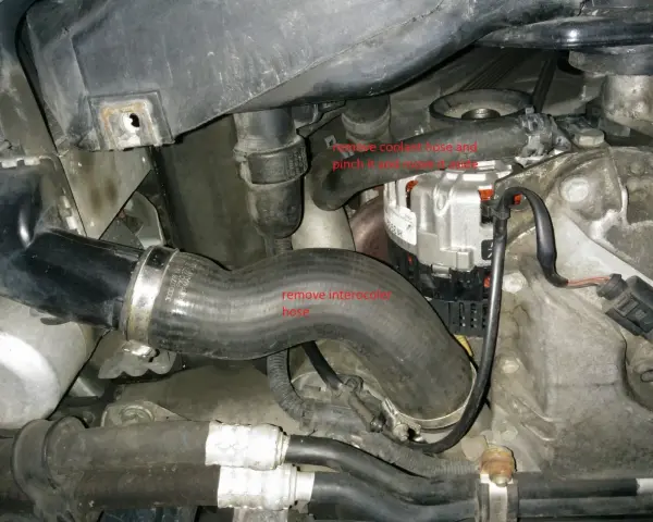 Wymiana odmy Audi A4 B6 2.0. Widoczny wąż intercoolera i przewód chłodnicy.