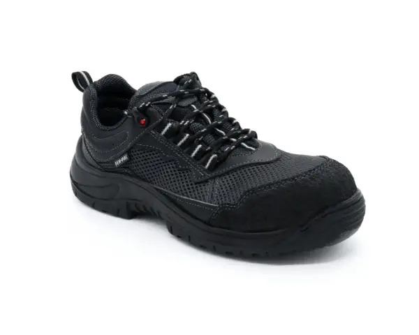 Bota de seguridad negra, con cordones blancos y grises. Ideal para evitar la caducidad de tus pies en el trabajo.