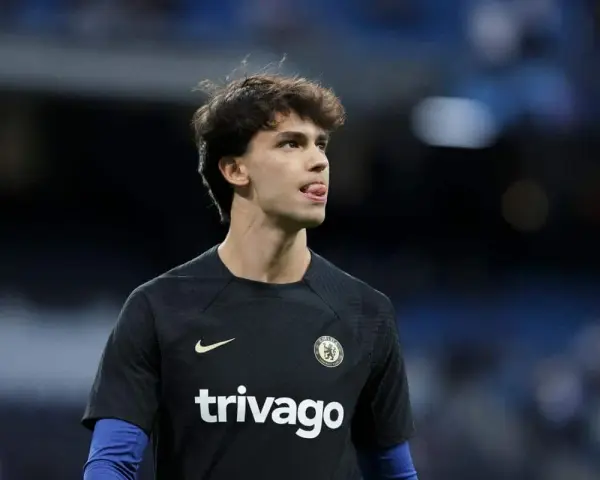 João Félix, z językiem na wierzchu, w koszulce Chelsea. Jego daty dołączenia do klubu są ważnym momentem w karierze.