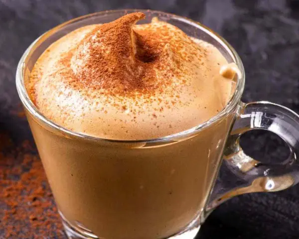 Crema di caffè come al bar con solo 3 ingredienti, spolverata di cacao. Una delizia cremosa e veloce da preparare.