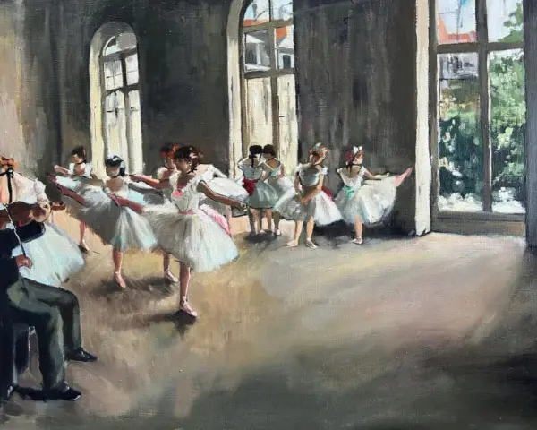 Baletnice w białych tiulowych spódniczkach ćwiczą w sali baletowej, inspirowane stylem Degasa. Muzyk gra na skrzypcach.