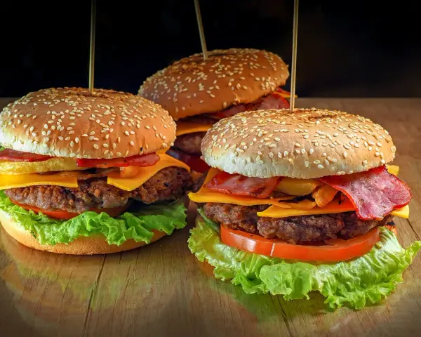 Twój idealny burger: Co dodać do mięsa dla smaku i soczystości?
