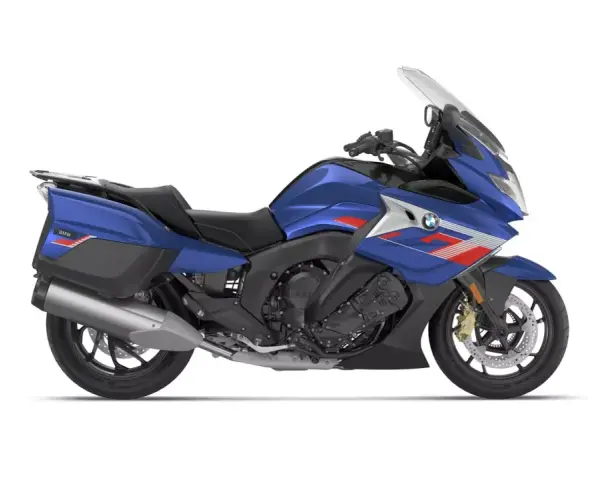Niebieski motocykl BMW K1600GT z czerwonymi akcentami. Sprawdź bmw k1600gt dane techniczne, aby poznać szczegóły.