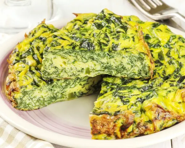 Pyszne śniadanie bez chleba: frittata ze szpinakiem i jajkiem. Aromatyczna, zielona i sycąca.
