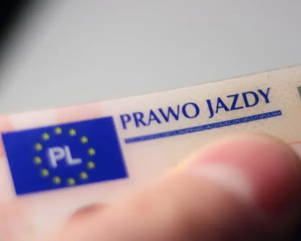 Zbliżenie na polskie prawo jazdy z flagą UE i napisem "PRAWO JAZDY".
