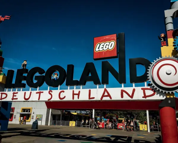 Eingang zum LEGOLAND Deutschland. Tolle Legoland Erfahrungen warten auf Familien.