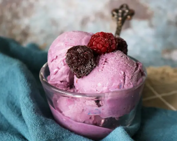 Schon probiert, Brombeereis selber machen? Dieses lila Eis mit frischen Beeren ist ein Genuss!