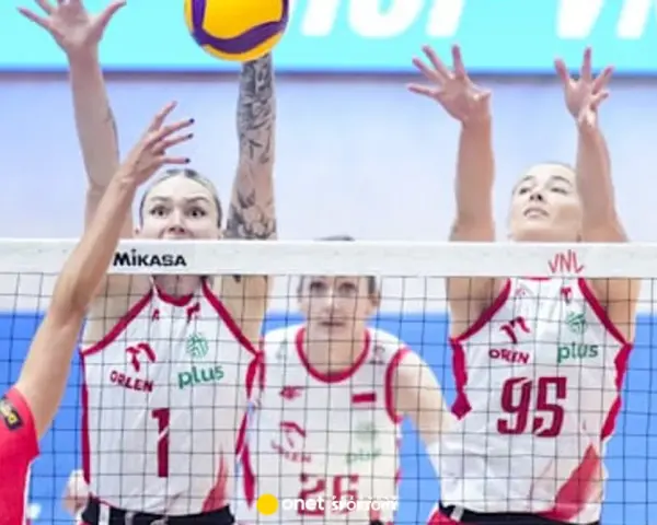 Siatkarki walczą o piłkę nad siatką. W tle widać fragmenty trybun i logo VNL. To emocjonujący moment z włoskiej ligi siatkówki mężczyzn.