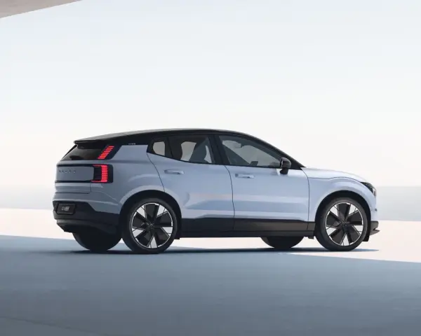 Jasnoszary Volvo EX30 z czarnym dachem i futurystycznymi felgami. Ten elektryczny SUV oferuje imponujący zasięg, idealny na długie podróże.