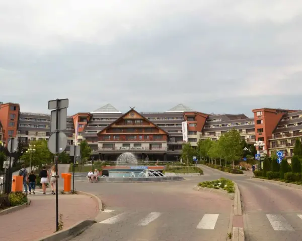 Hotel Gołębiewski w Karpaczu z fontanną przed wejściem. Kamery hotelowe zapewne uchwyciły ten widok.
