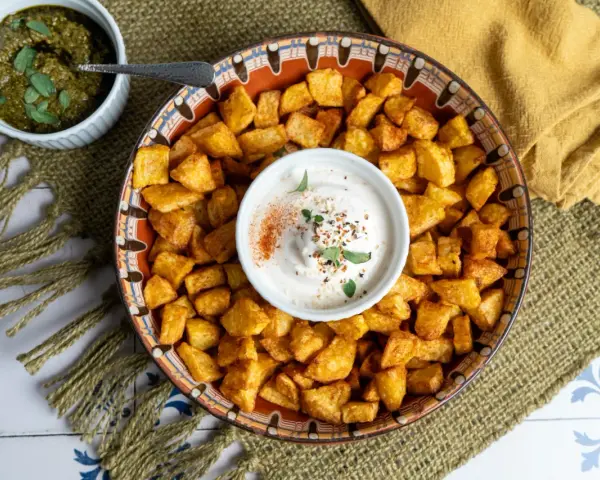 Knusprige Kartoffelwürfel mit Dip – ein einfaches Gericht, das zeigt, wie vielseitig Kartoffeln als Hauptspeise sind. Dazu passt ein frischer Kräuterquark.