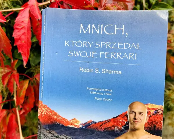 Okładka książki "Mnich, który sprzedał swoje Ferrari" Robina S. Sharmy na tle jesiennych liści.