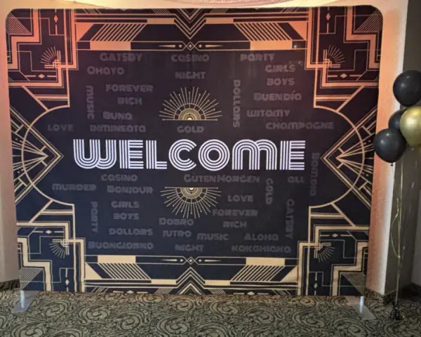 Tło w stylu lat 20. z napisem "WELCOME" i złotymi balonami.